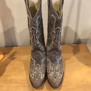 Corral vintage boot 7 1/2 M with some light wear on the toes and sole.